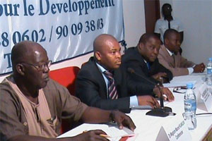 Prof Kouakouvi Magloire a l'extreme gauche lors d'une conference a Lome