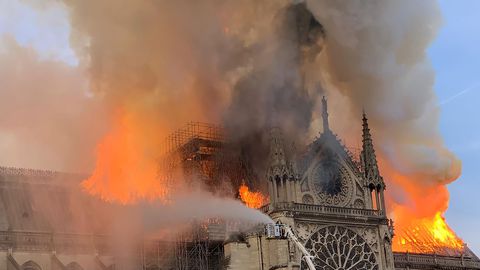 un-violent-incendie-a-l-origine-encore-inconnue-ravage-la-cathedrale-notre-dame-de-paris-le-15-avril-2019_6171176